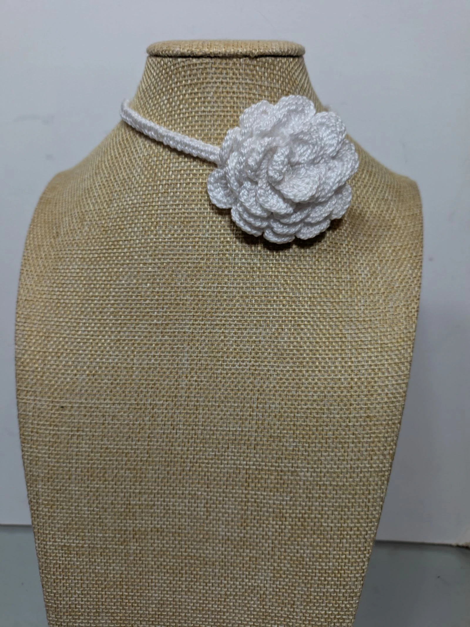 Collar Choker de Crochet Blanco con Flor XL Tejida a Mano – photo 2